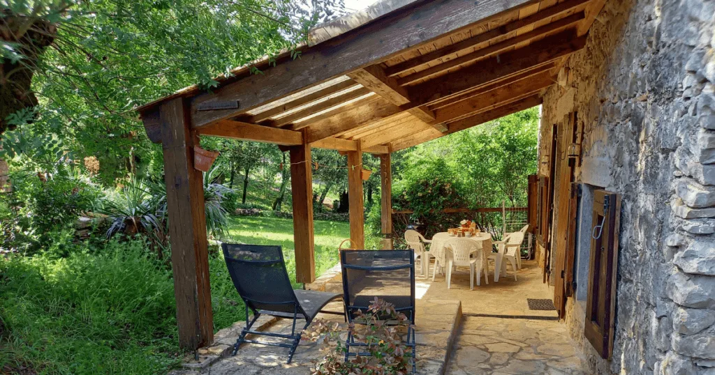 Terrasse du gîte du camping de la Devèze