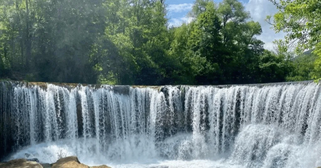 Panorama de la Cascade de la Vis, une destination naturelle prisée proche du camping de la Devèze dans les Cévennes.