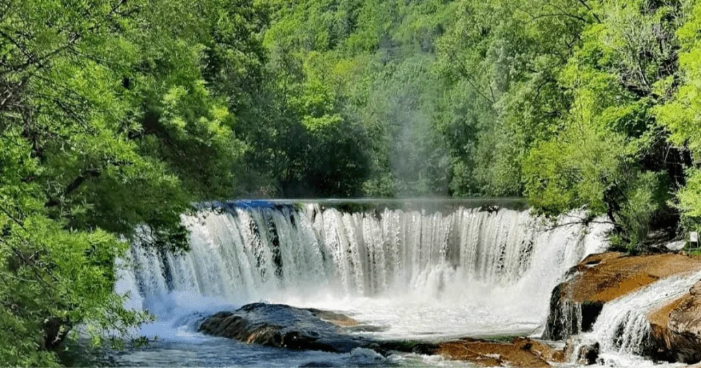 Vue de la Cascade de la Vis, un site naturel emblématique des Cévennes situé à proximité du camping de la Devèze à Montoulieu.
