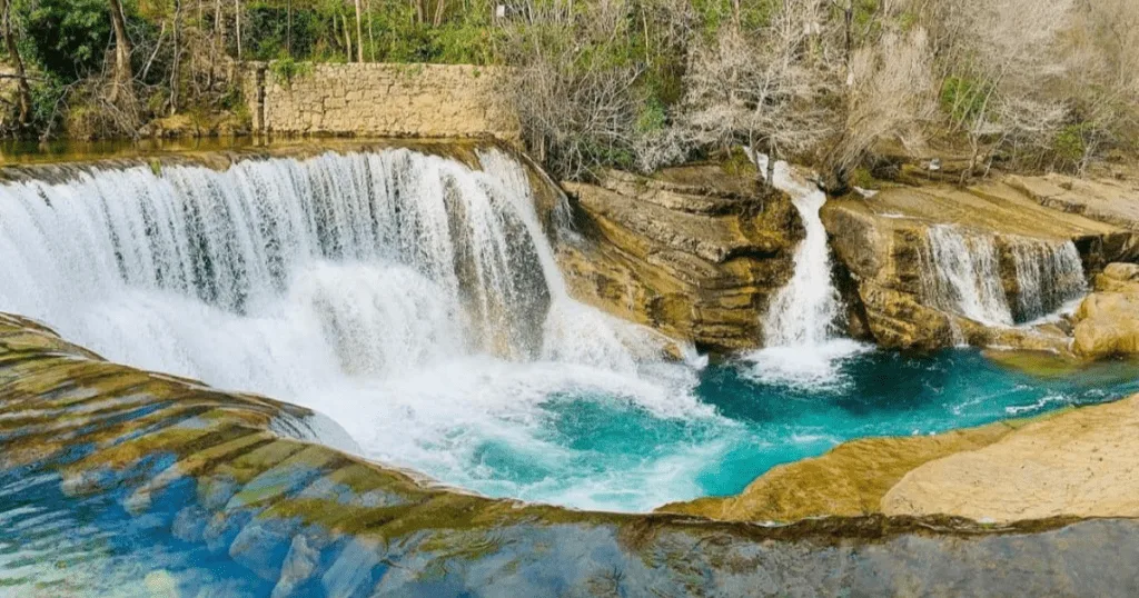 Chute d'eau de la Vue Vue du dessus de la Cascade de la Vis, à proximité du camping de la Devèze, dans les Cévennes.