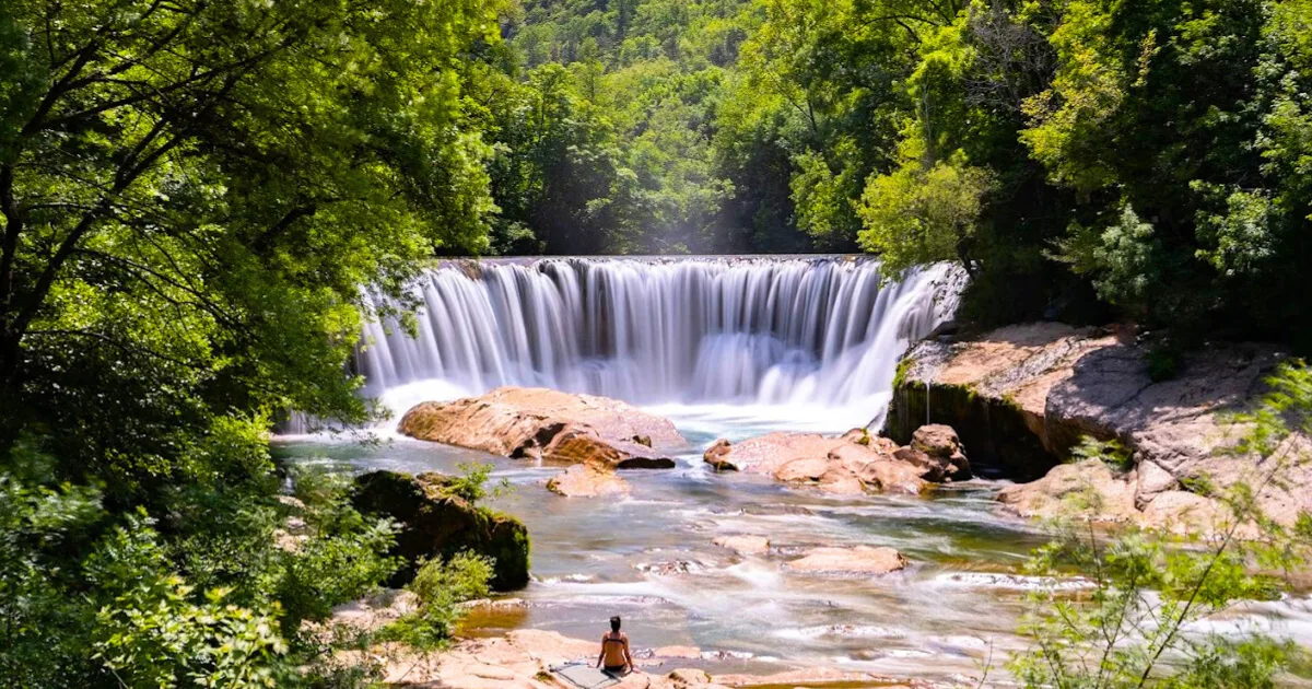 Photo de la Cascade de la Vis, un site incontournable en Occitanie.