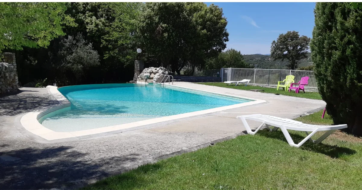 aire de camping naturelle avec piscine dans le sud de la france