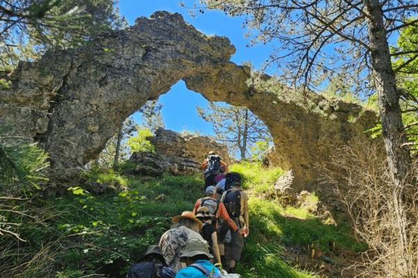 Groupe de randonneurs explorant un site naturel des Cévennes, illustrant l’engagement du camping de la Devèze pour le tourisme local et durable.