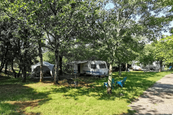 Emplacements ombragés et spacieux au camping de la Devèze, illustrant la gestion durable des ressources et l’intégration harmonieuse dans la nature. camping écologique cévennes