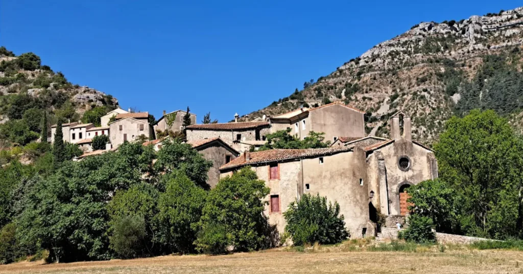 Hameau de Navacelles niché au cœur du Cirque de Navacelles, un site incontournable proche du camping de la Devèze.
