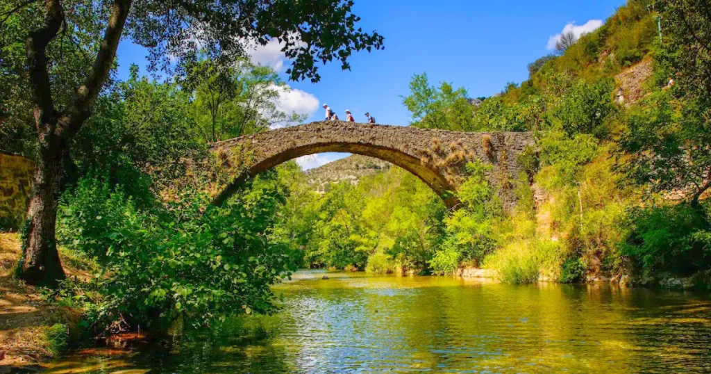 Pont pittoresque enjambant la rivière de la Vis dans les Cévennes, offrant un cadre idyllique près du camping de la Devèze.