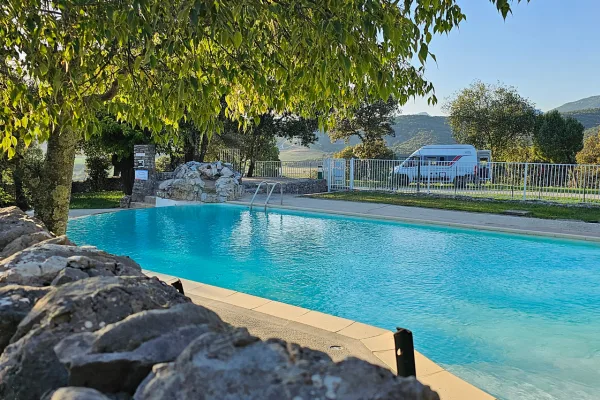 camping cévennes avec piscine à débordement panoramique