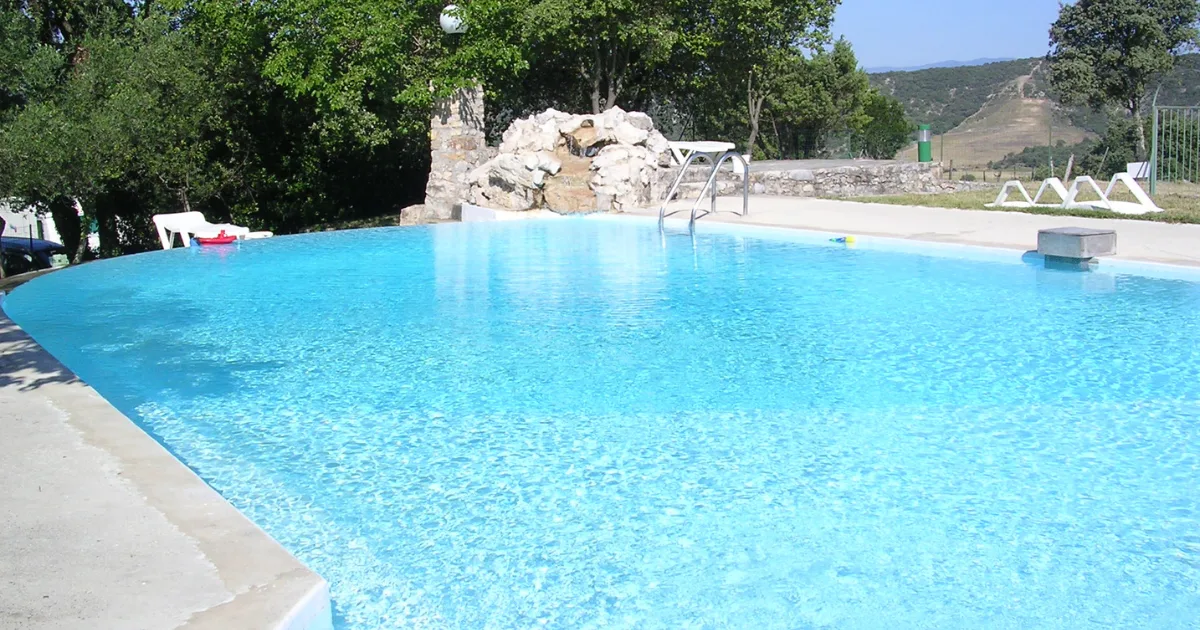 camping avec piscine dans les cévennes famille