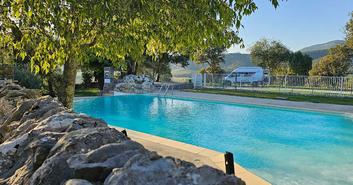 piscine panoramique dans les cévennes camping
