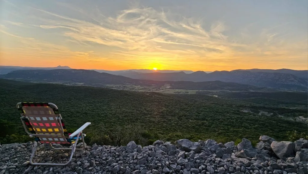 Vue panoramique sur les Cévennes depuis l'aire naturelle de camping de la Devèze, au cœur d'une nature préservée. camping écologique cévennes