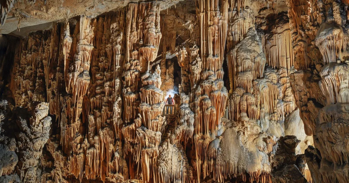 Vue intérieure d'une grotte des Cévennes avec des formations rocheuses impressionnantes et naturelles.